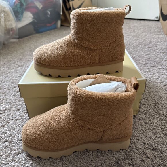 Michael Kors Winnie Bootie Tan Faux Curly Shearing Boot $175 New In Box Size 6 - Picture 4 of 6